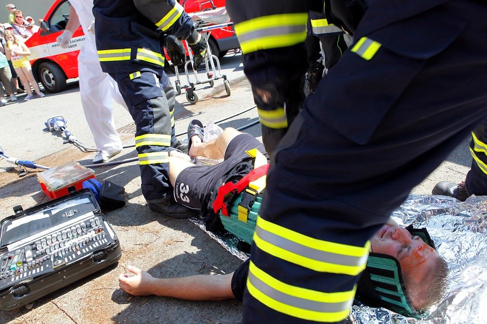 hasiči zasahující u dopravní nehody