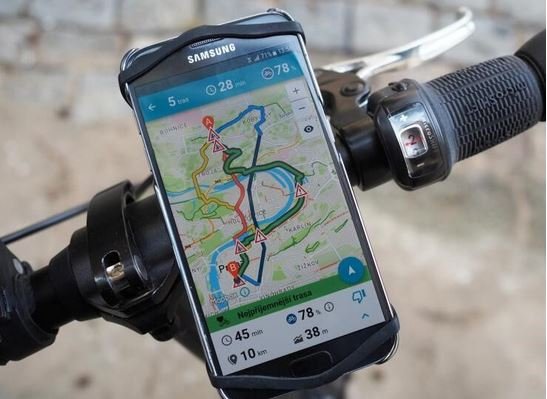 aplikace Na kole Prahou v mobilním telefonu připevněném na řídítka kola