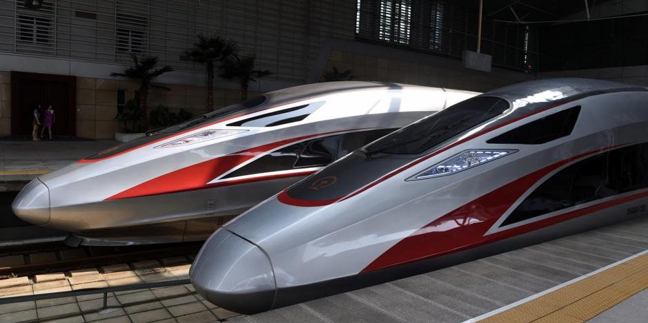foto dvou vysokorychlostních vlaků