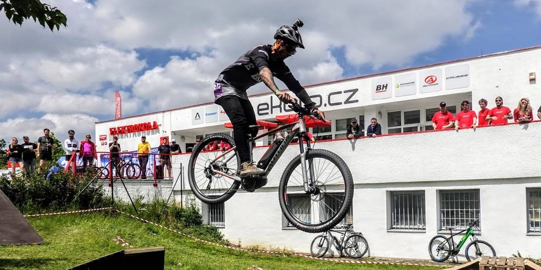 fotojezdece na elektrokole před sídlem společnosti v Praze 4 - Krči