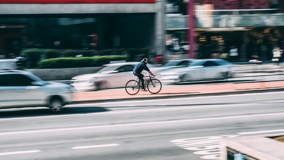 foto - cyklista jede na kole