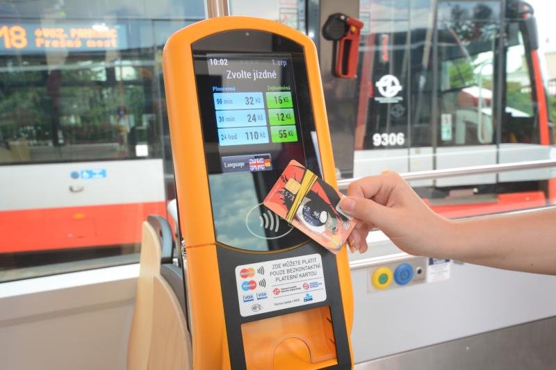 Platby bezkontaktní kartou na tram č. 18