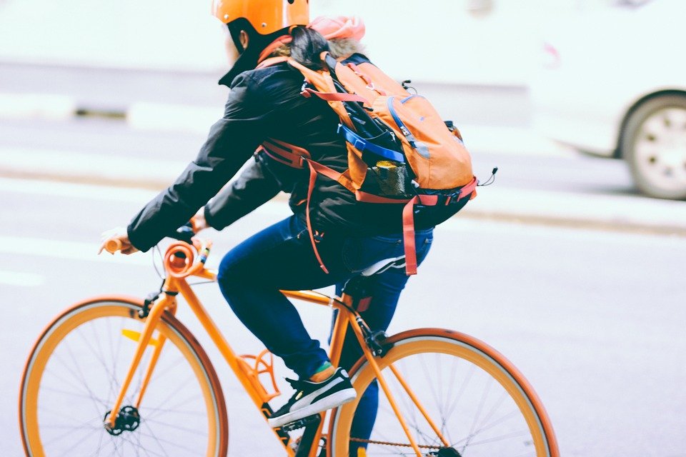 detail městského cyklisty s batůžkem na zádech