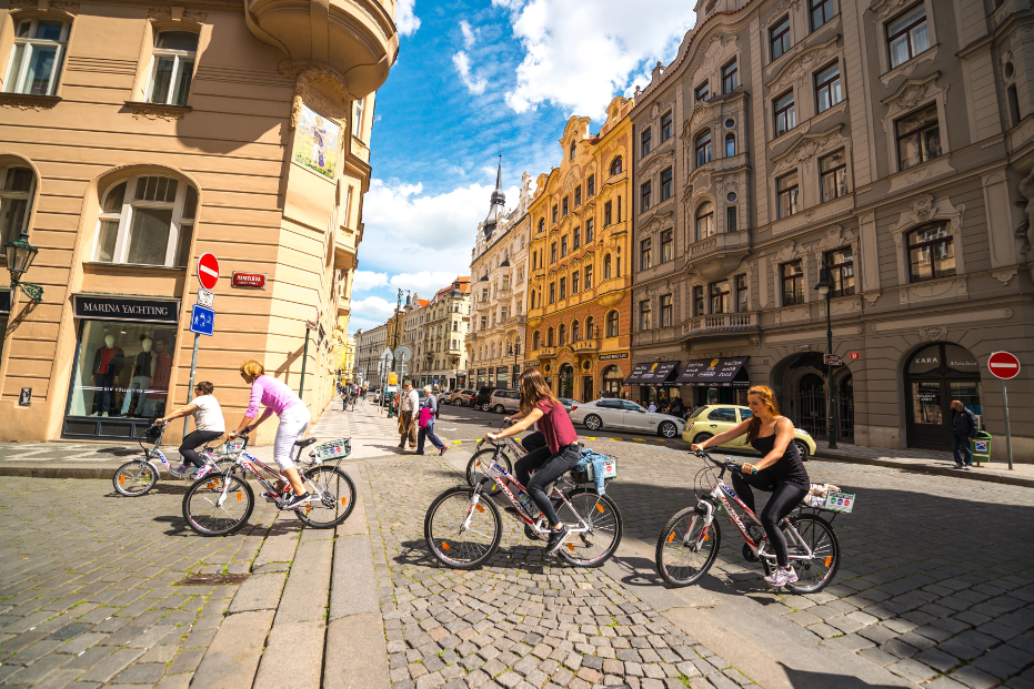 cyklisté a zaparkovaná auta v Praze