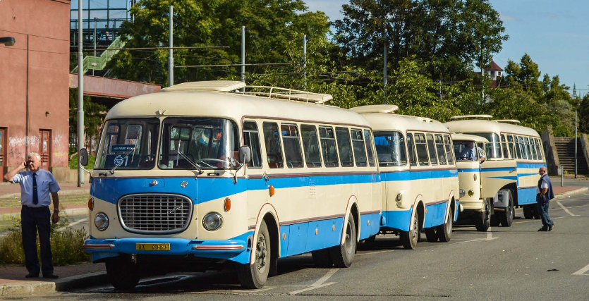 Řada historických autobusů