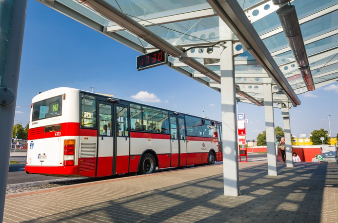 foto autobusu na zastávce