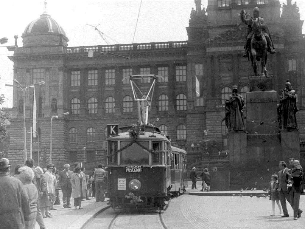 stará dvounápravová tramvaj