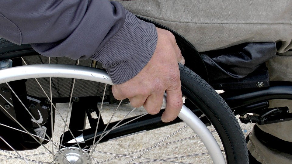 člověk na vozíku - detail na ruku
