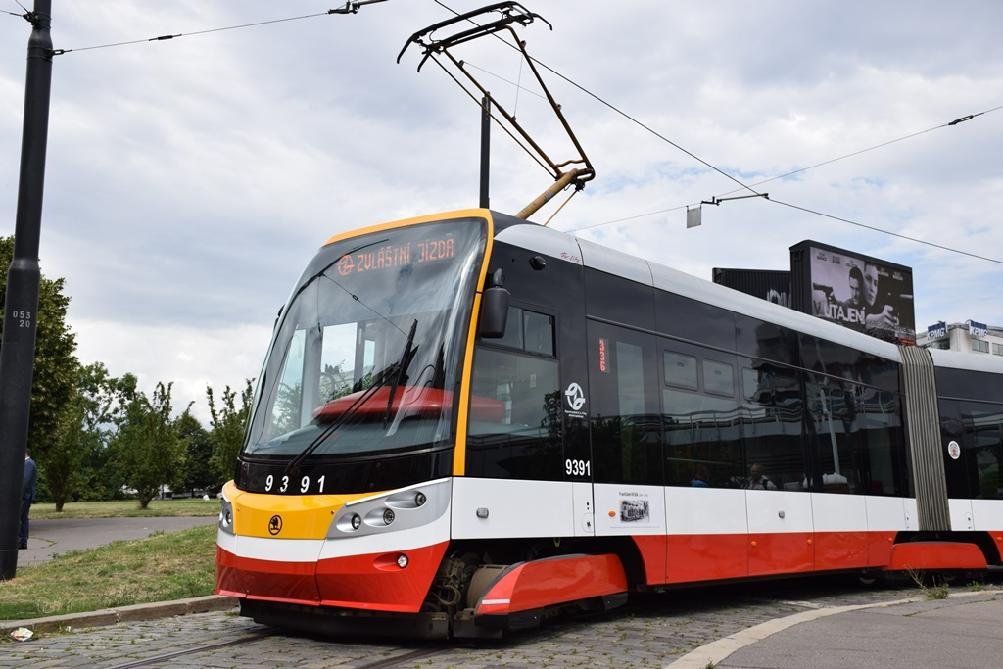 Tramvaj typu 15T se jménem Františka Křižíka