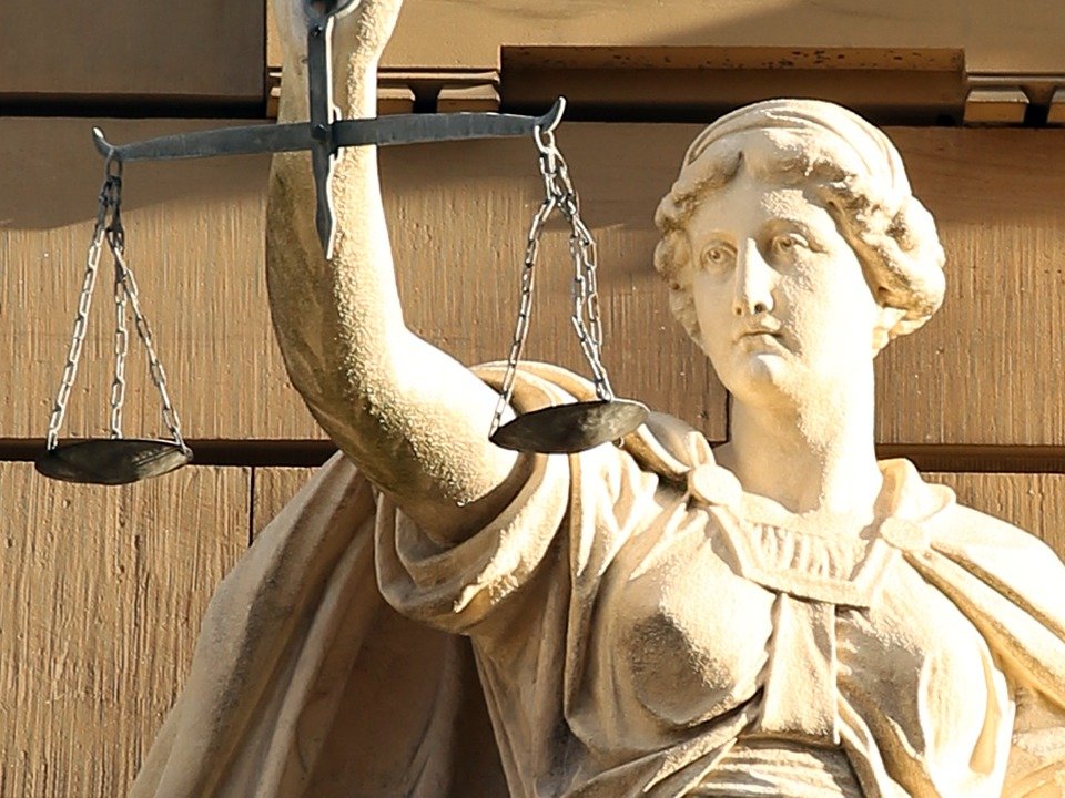 foto sochy vážící spravedlnost