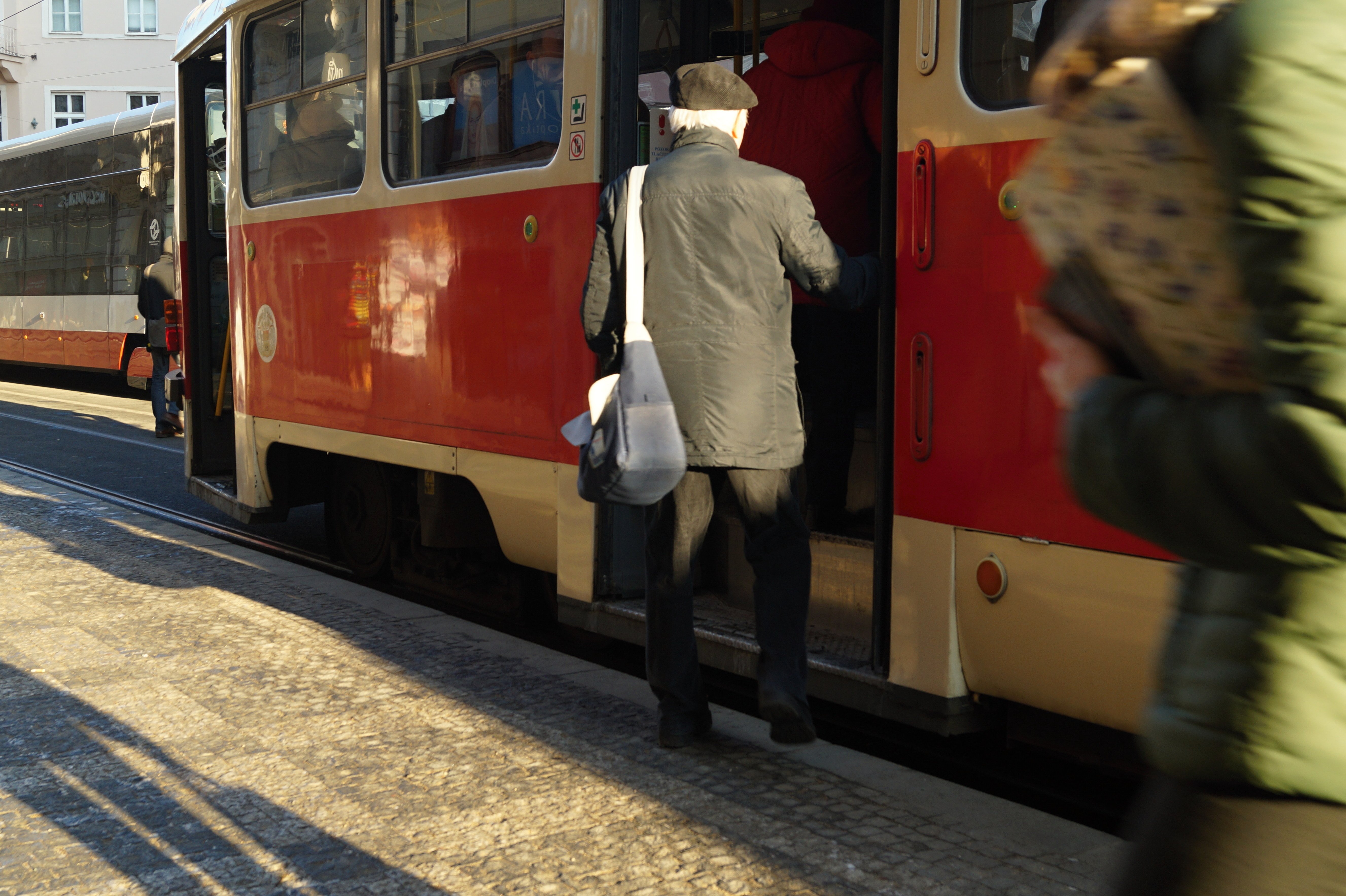 tramvaj na zastávce