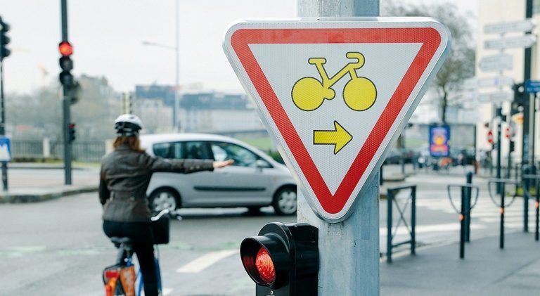 Cyklistka odbočující vpravo na červenou