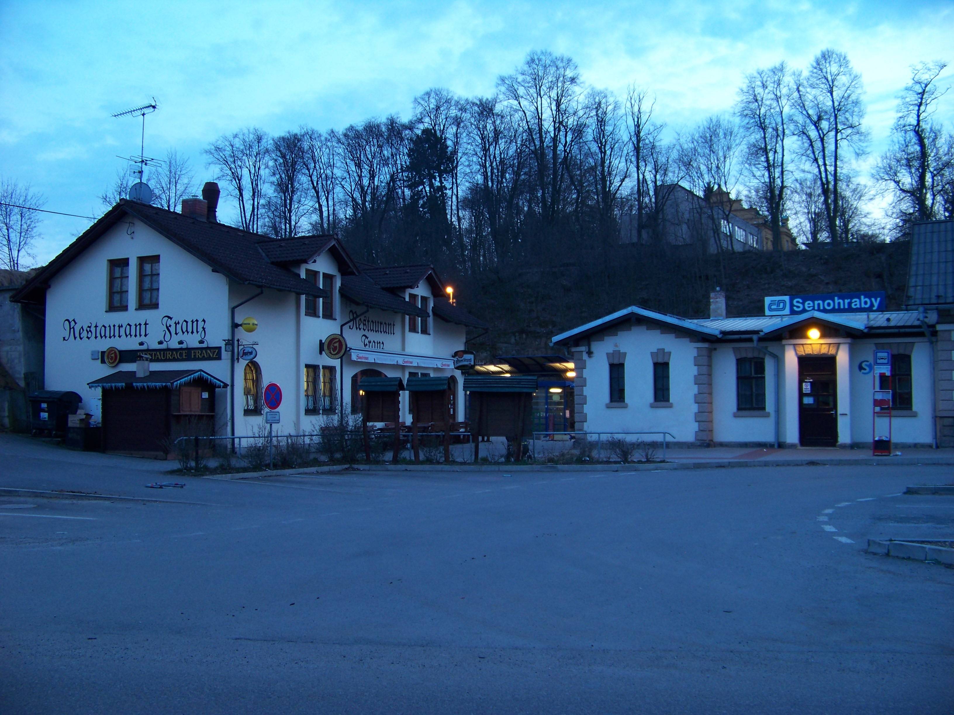 Foto nádraží a přilehlé restaurace v Senohrabech