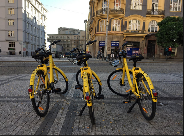 Tři stojící bikesharingová kola, která nepotřebují stojany