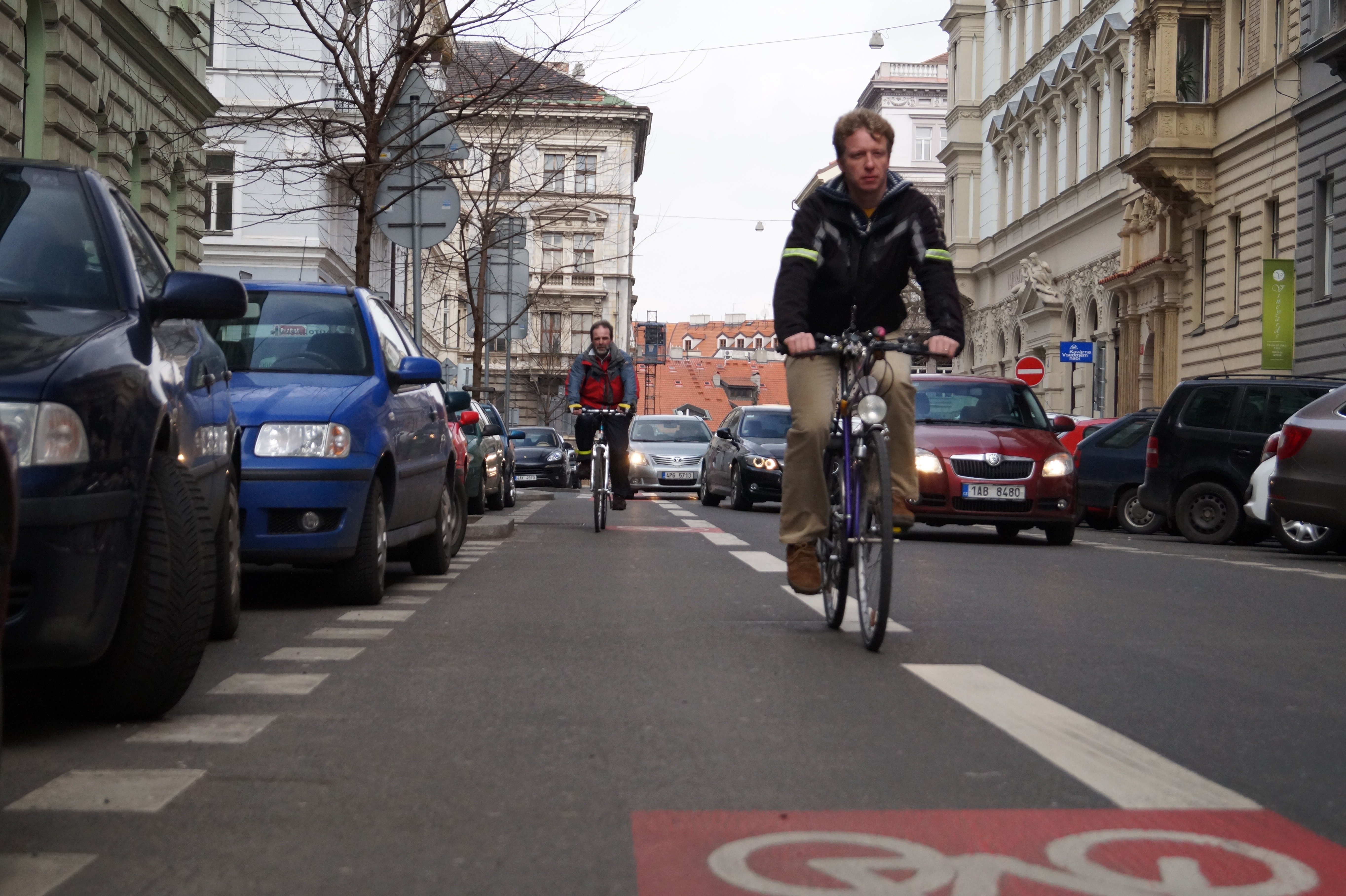 Dva cyklisté v městském provozu