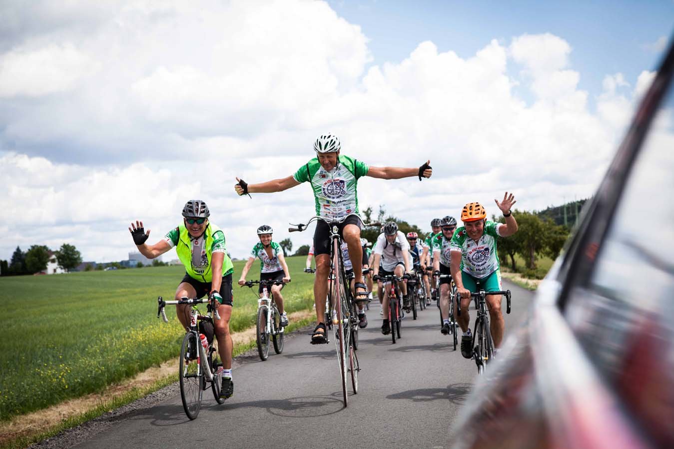 peloton na čele s Josefem Zimovčákem v cíli tour 2017