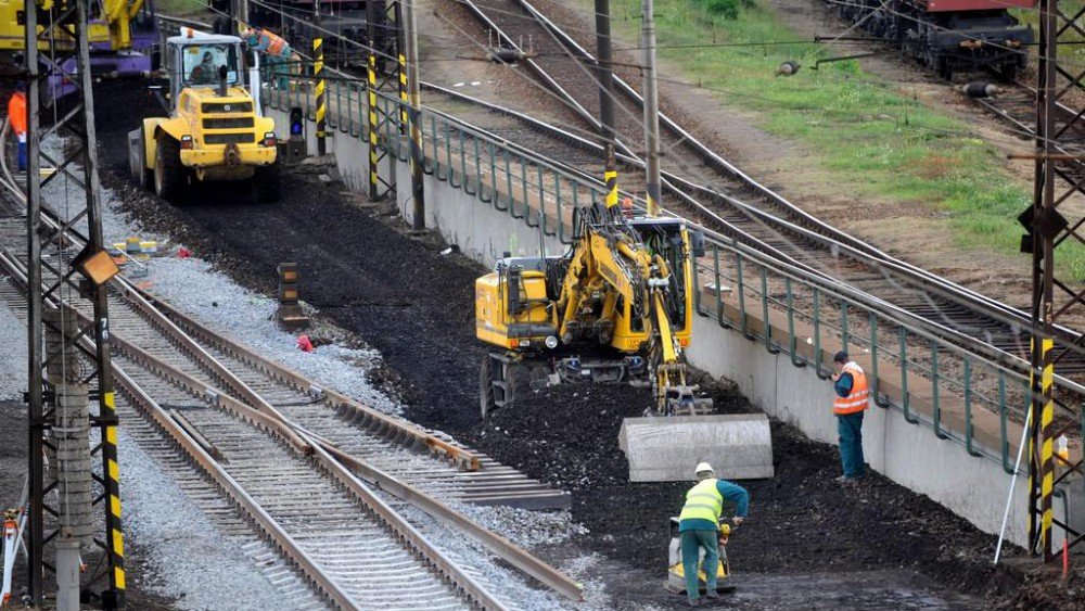 dělníci pracují na trati, vlak právě teď nemůže jet