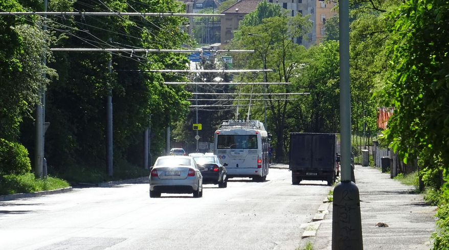 nový trolejbus při sjezdu v Prosecké ulici