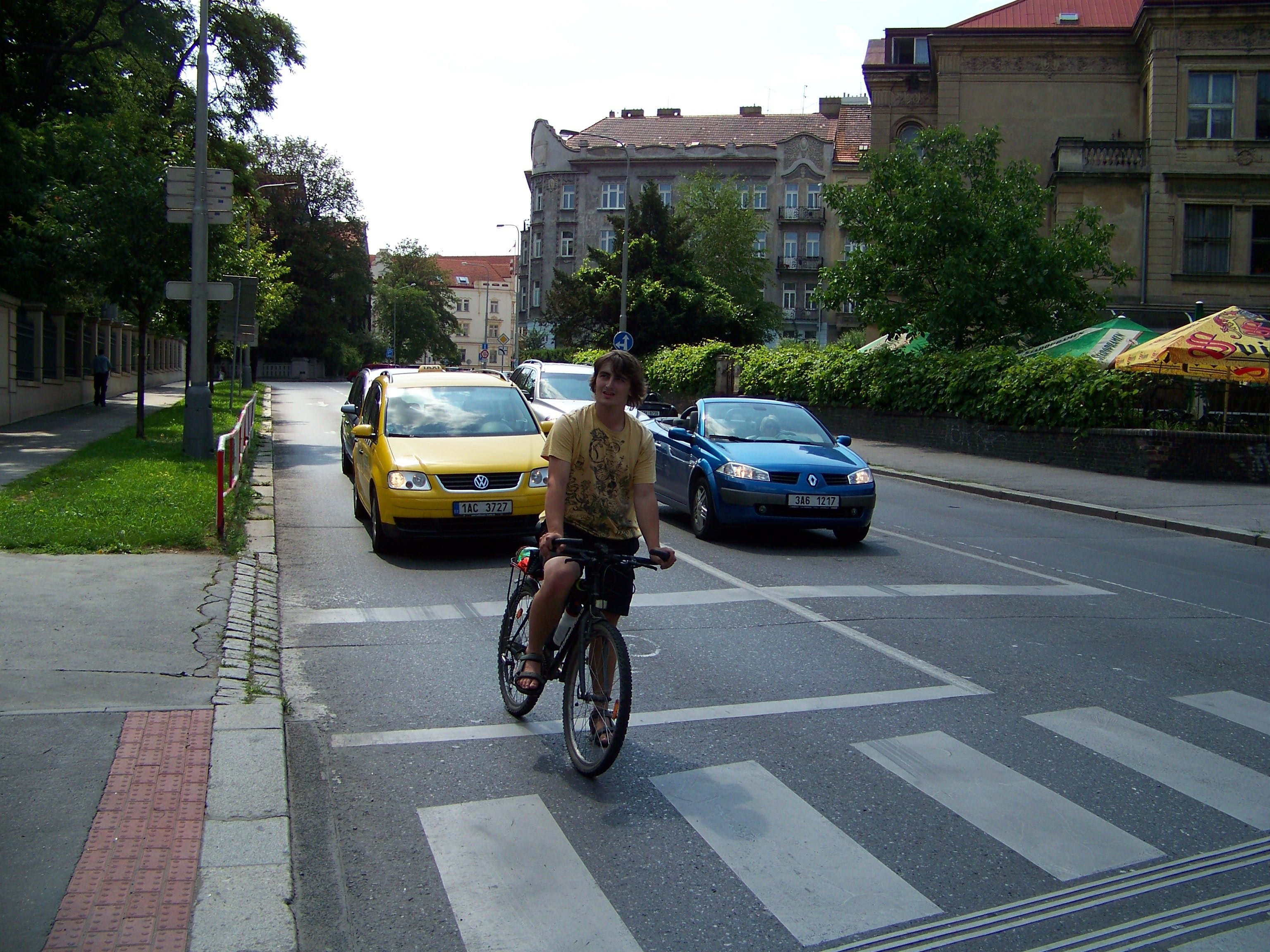 Cyklista na předsunuté stopčáře čeká na zelenou.