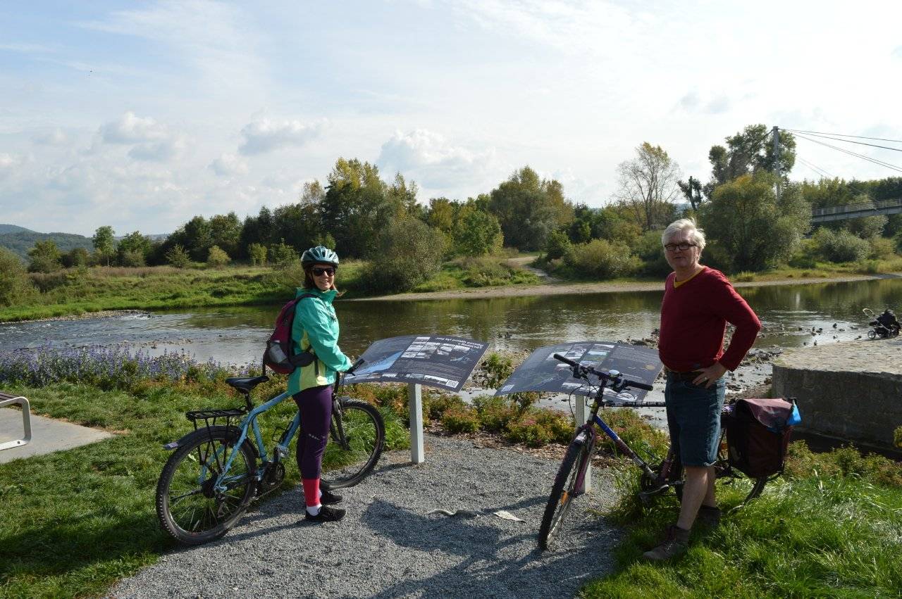 cyklisté stojící vedle svých kol a dívající se do fotoaparátu