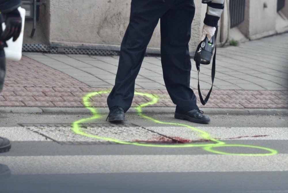 policií nakreslený obrys mrtvého těla na ulici po smrtelné nehodě