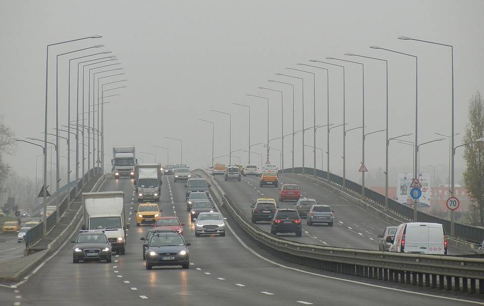 mnoho jedoucích aut, vzniká smog