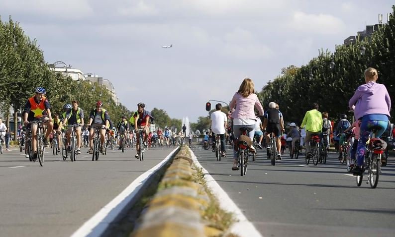 cyklisté v ulicích Bruselu místo aut