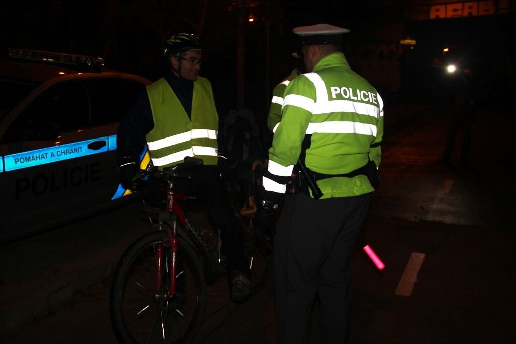 policisté v uniformách s reflexními prvky - jsou ve tmě skvěle vidět