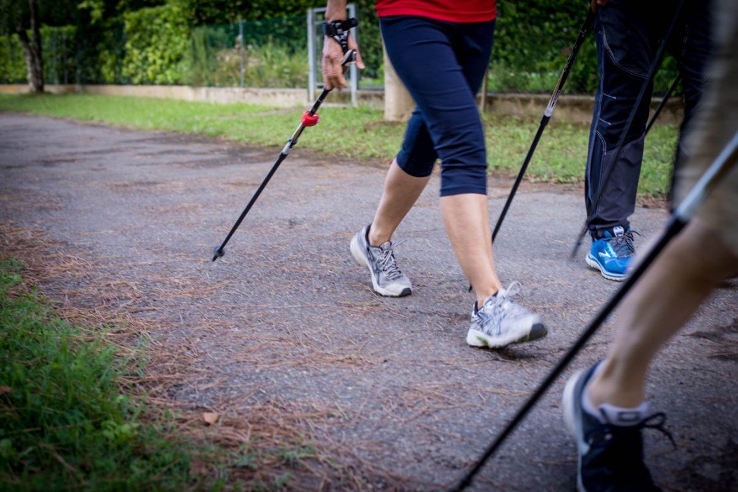 nohy a spodní části holí chodců nordic walking