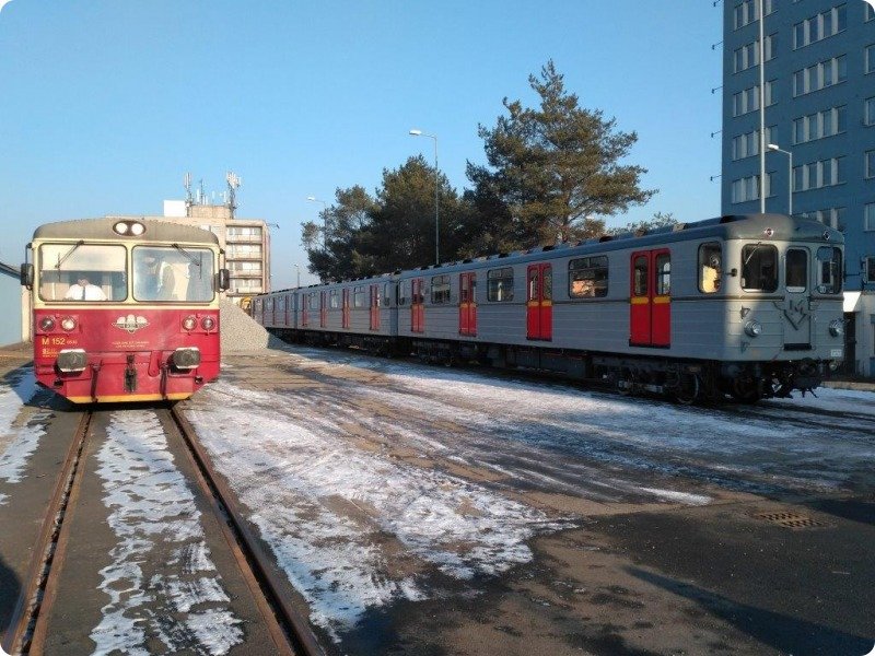 foto - historický vláček a souprava metra vedle sebe 