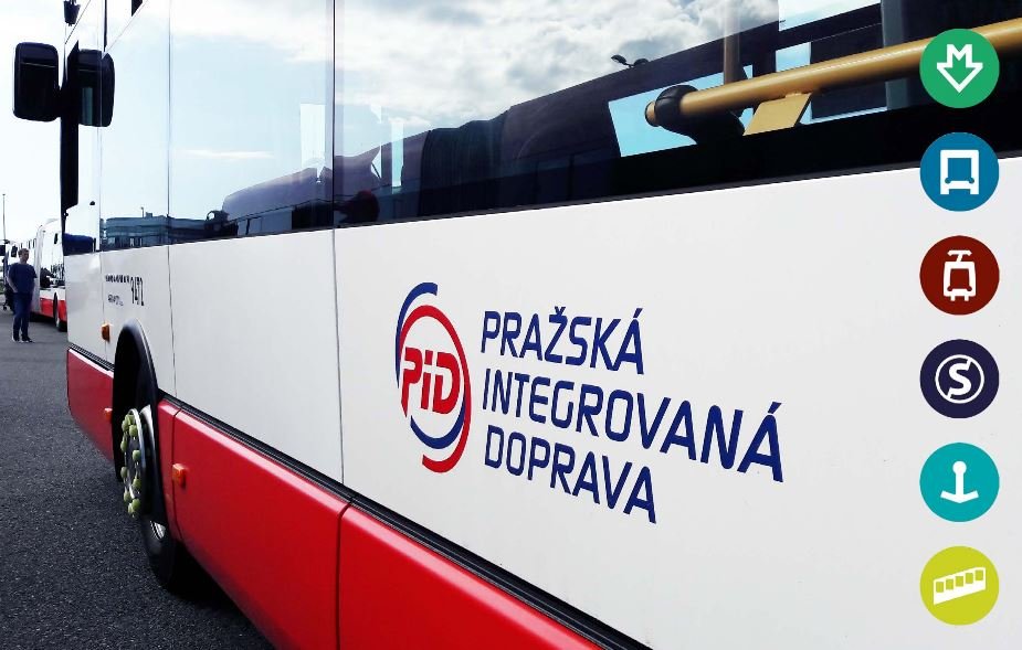 Nápis Pražská integrovaná doprava na boku autobusu