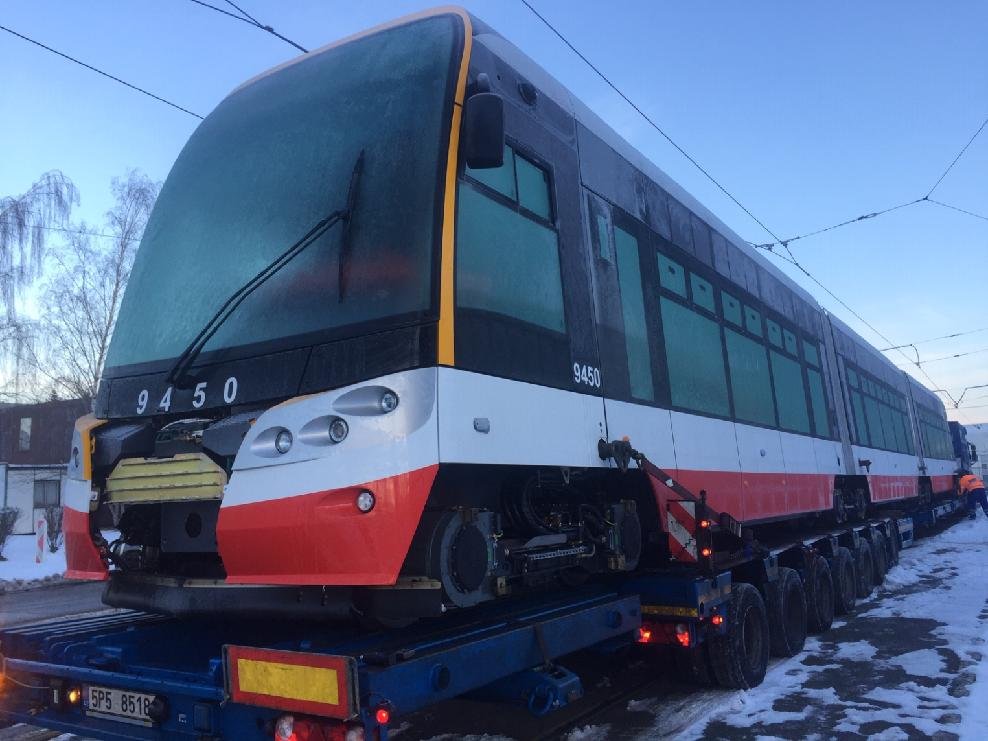 tramvaj T15 ForCity Alfa s číslem 9450 přivezená do Prahy na valníku