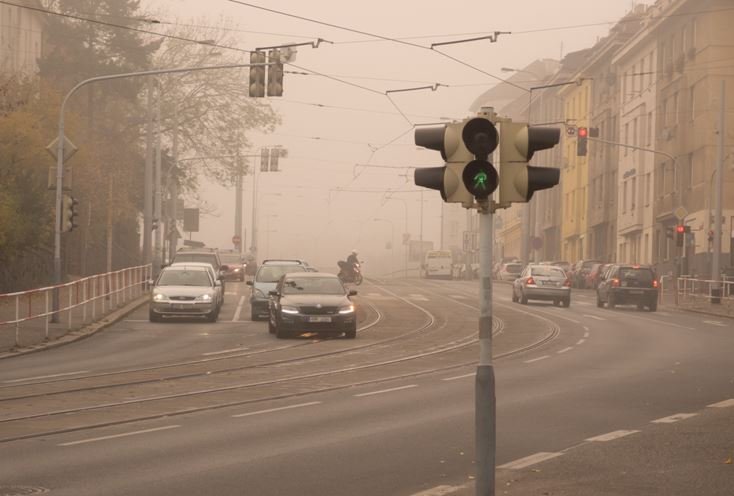 ulice s auty, hodně dýmu z výfuků