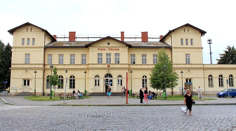 foto nádraží Praha-Vršovice, příchod zvenčí ke staniční budově 