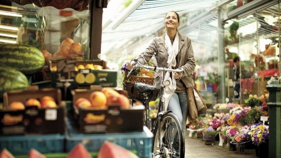 žena nakupující na kole