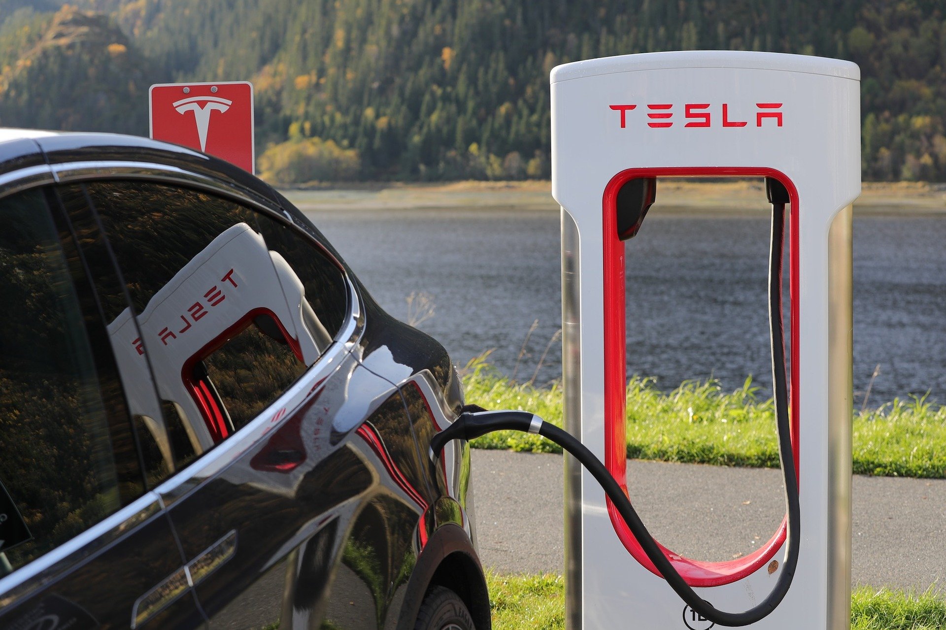 Průkopník elektroaut - společnost Tesla a super rychlá nabíječka