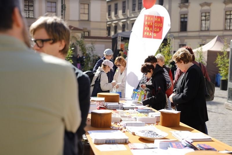 lidé na Dnu bez aut na Mariánském náměstí