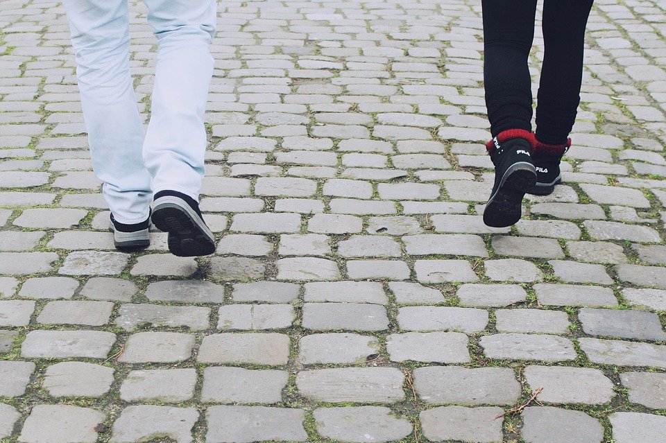 foto - detail dvou párů nohou při chůzi