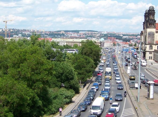 mnoho automobilů na pražské magistrále