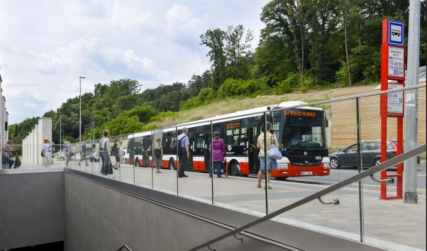 foto autobusu na zastávce 