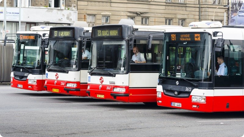 několik autobusů DPP stojících vedle sebe