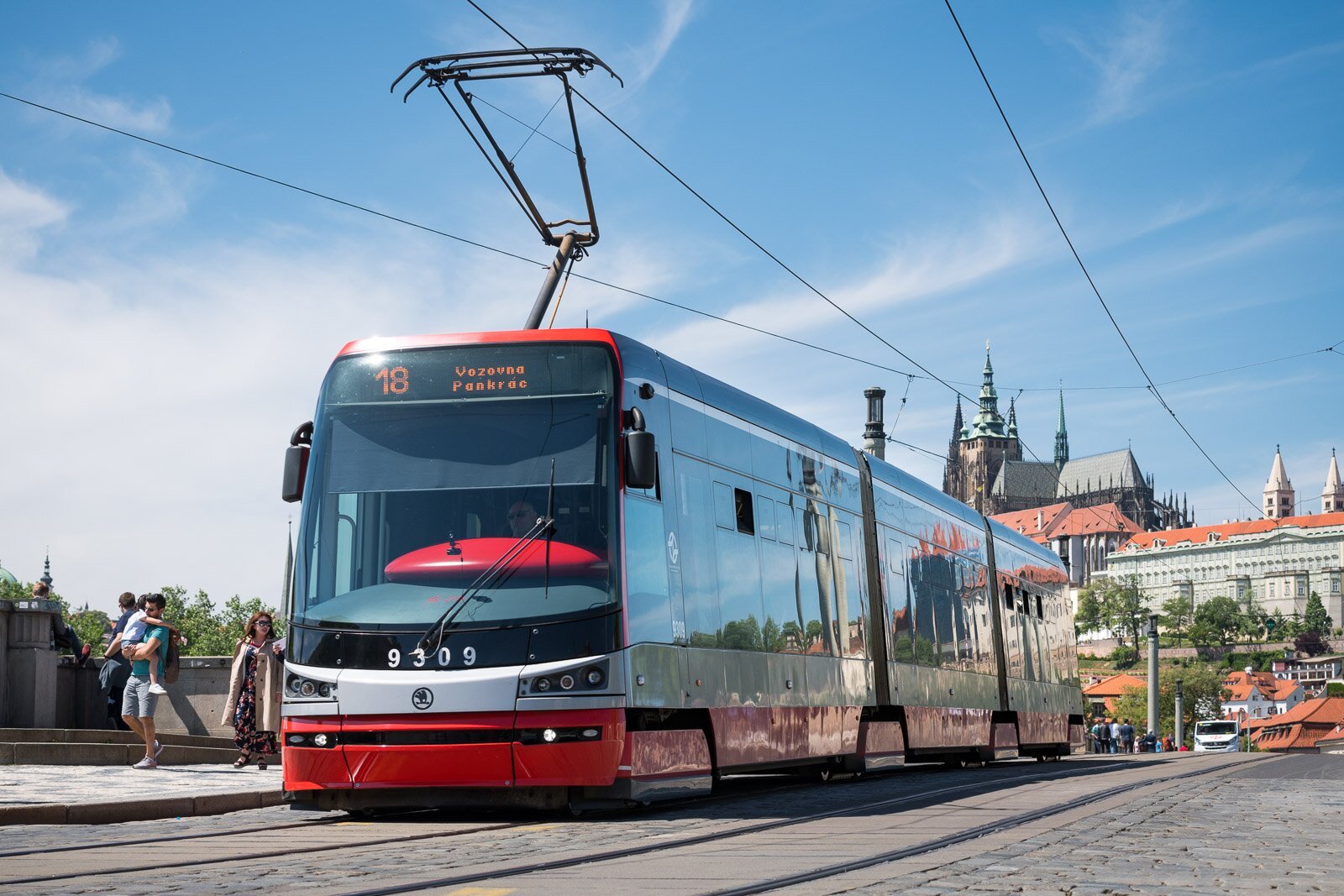 tramvaj v pražských ulicích