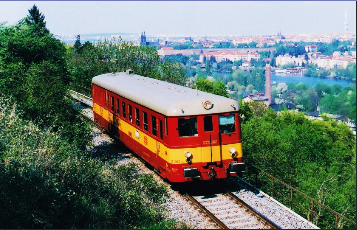 motoráček jedoucí po pražském Semmeringu - foto