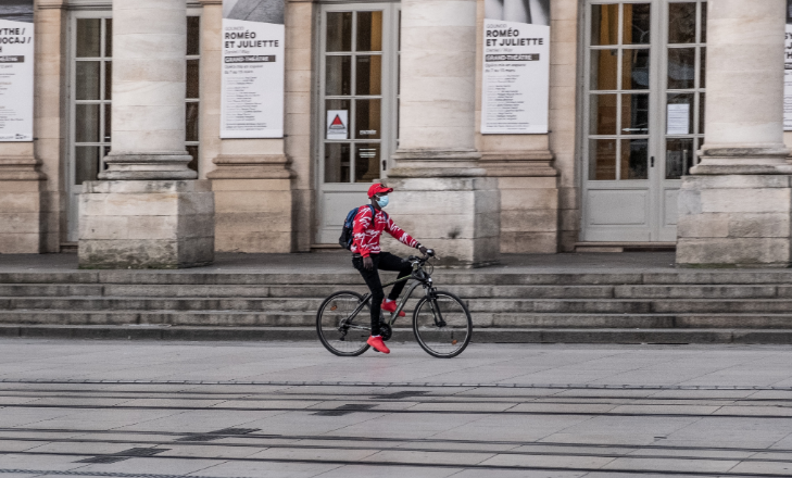 JEDOUCÍ CYKLISTA V ROUŠCE NA TVÁŘI