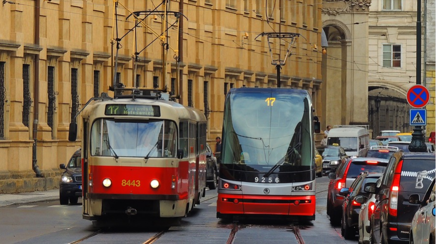 FOTO 2 TRAMVAJÍ A MNOŽSTVÍ AUT V CENTRU MĚSTA