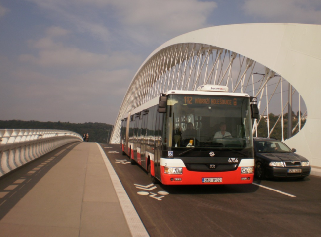 foto: autobus č. 112 jedoucí po Trojském mostě 