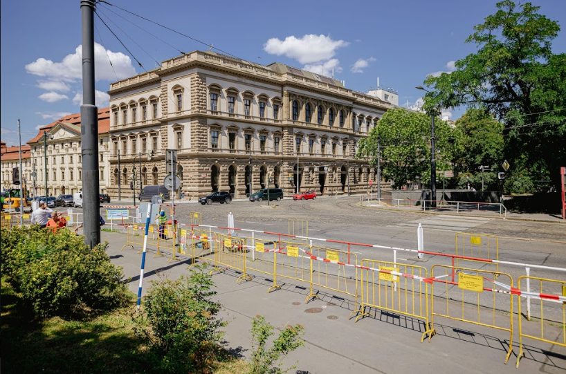 foto - práce na revitalizaci Karlova náměstí zahájeny