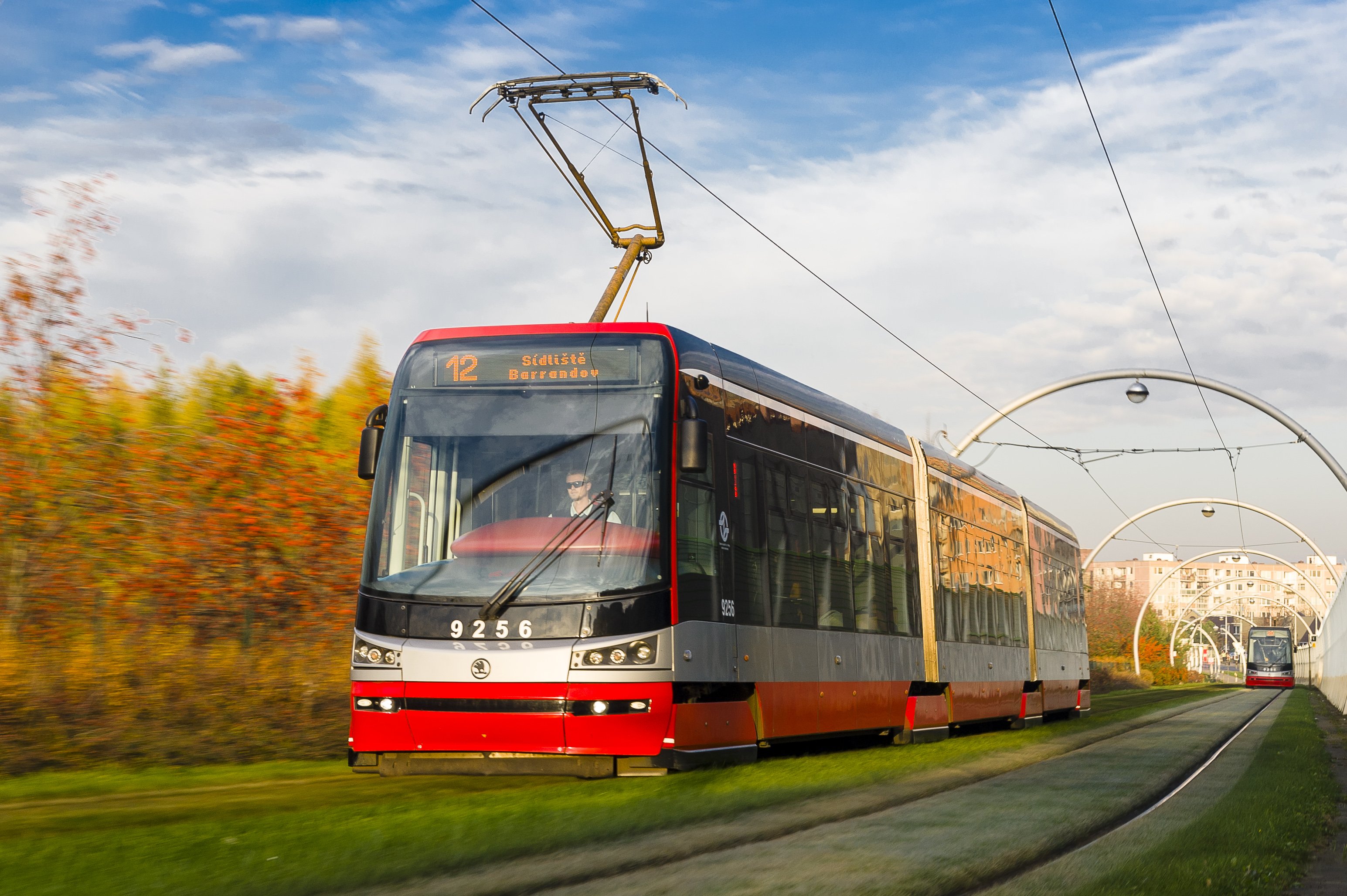 foto pražské tramvaje jedoucí na síídliště Barrandov