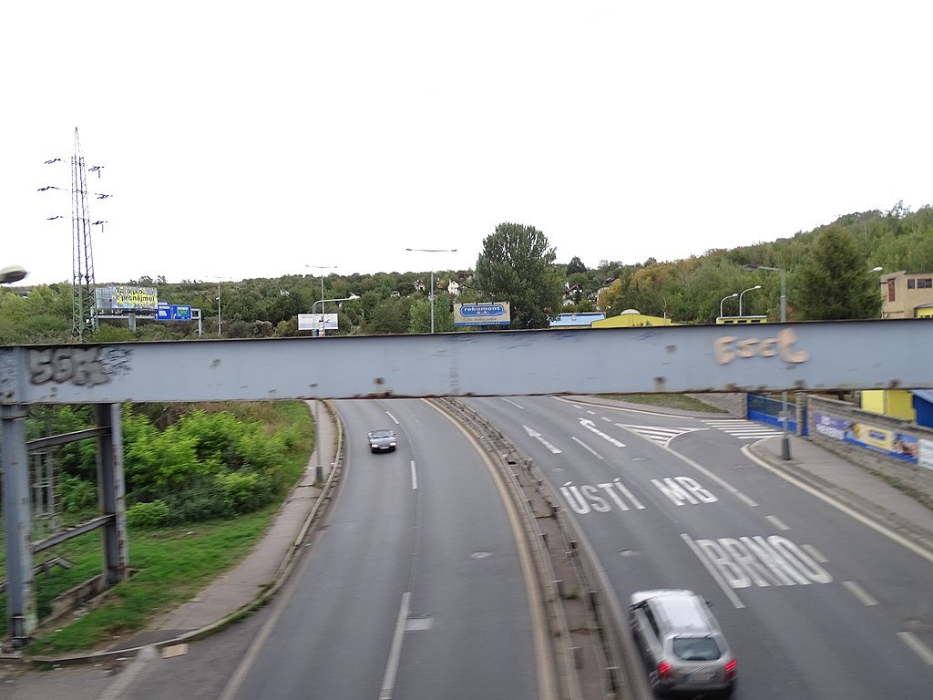 fotografie kbelské ulice z vlaku, které jede po nadjezdu