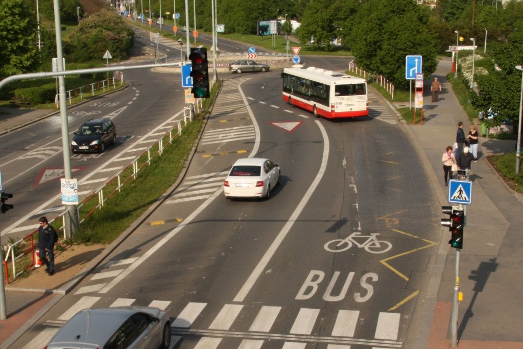 FOTO AUTOBUU JEDOUCÍHO VE VYRAZENÉM PRUHU "BUS"